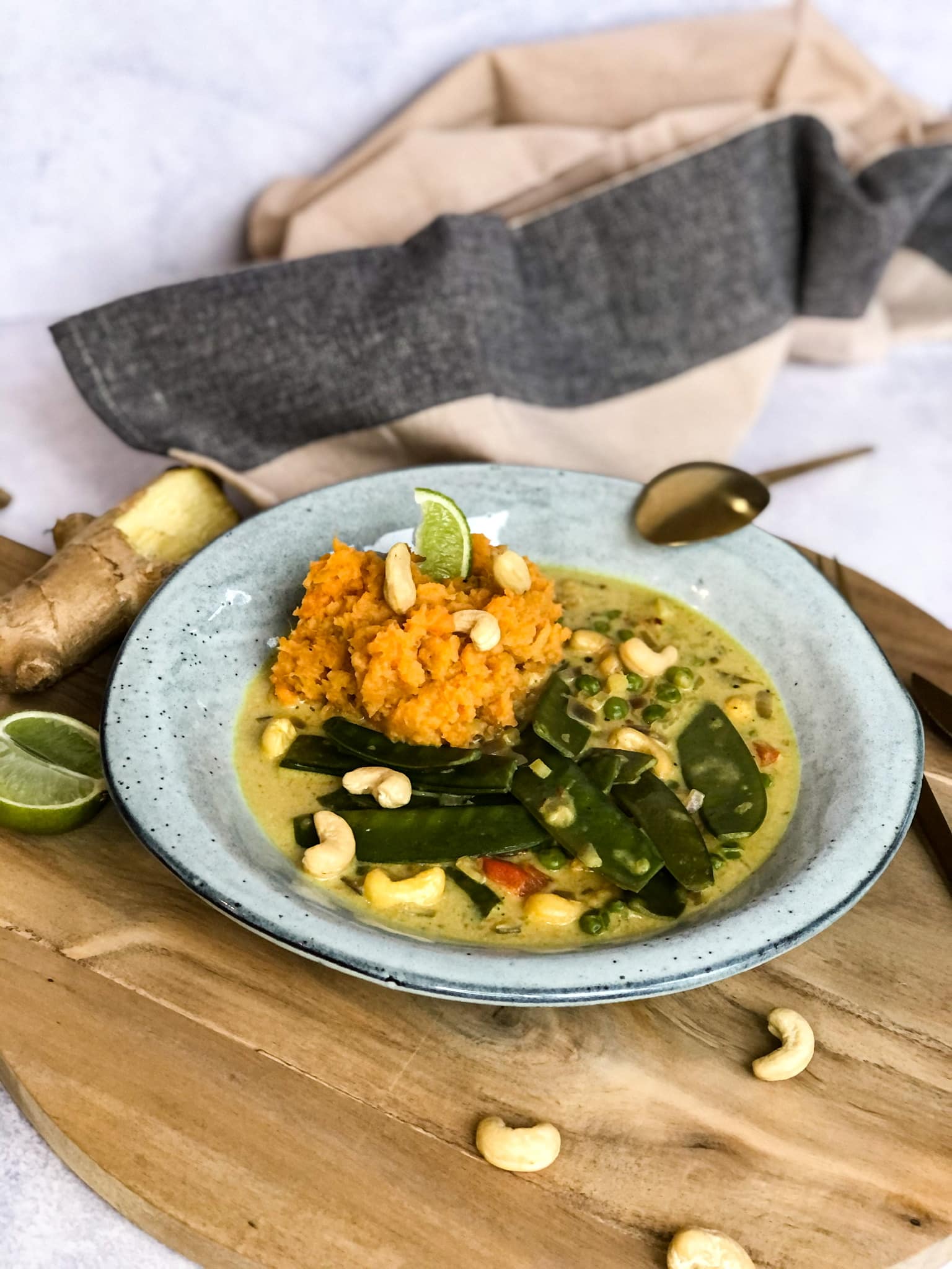Cashewnoten curry met zoete aardappelpuree